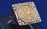 Lot 92 - An Edward VII gold sovereign, 1907, in 9ct....