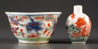 Lot 401 - A snuff bottle, painted with a red dragon...