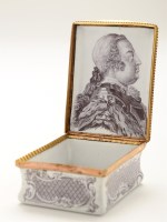 Lot 240 - English mauve printed enamel snuff box, lid...