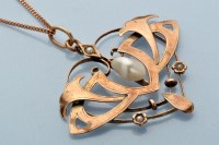 Lot 867 - An Edwardian baroque and seed pearl set yellow...