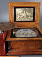 Lot 426 - A walnut cased symphonion by Schutz, playing...