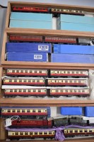 Lot 1607 - Hornby Dublo: corridor coaches, mail van,...