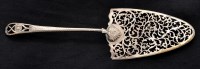 Lot 481 - A George III silver cake slice, by Hester...