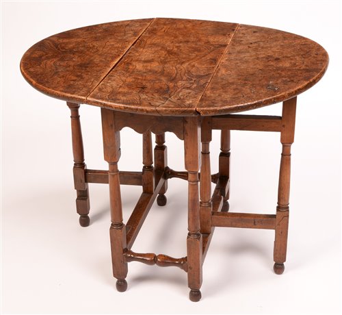 Lot 1015 - An Elm drop leaf table