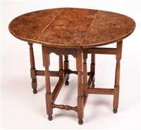 Lot 1015 - An Elm drop leaf table