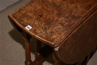Lot 1015 - An Elm drop leaf table