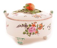 Lot 102 - An 18th Century English porcelain butter dish