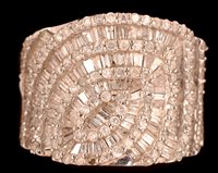 Lot 724 - Diamond dress ring.