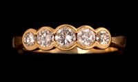 Lot 713 - Five stone diamond ring