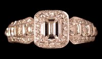 Lot 517 - Diamond cluster ring