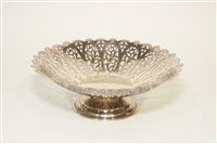 Lot 568 - A silver cake basket