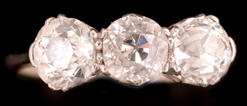 Lot 745 - Three stone diamond ring