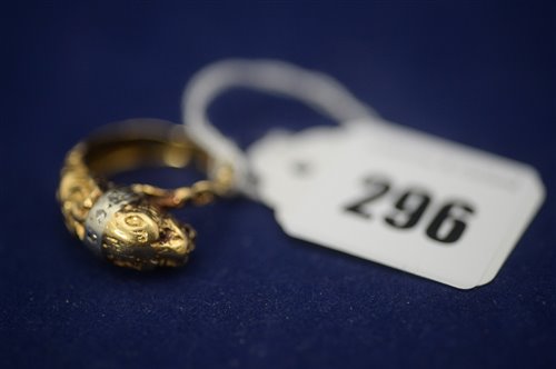 Lot 296 - Gold leopard ring