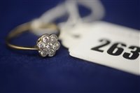 Lot 263 - Diamond cluster ring