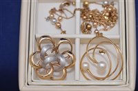 Lot 321 - Yellow metal jewellery