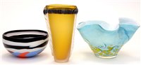 Lot 1037 - Art glass bowl by Stuart Akroyd