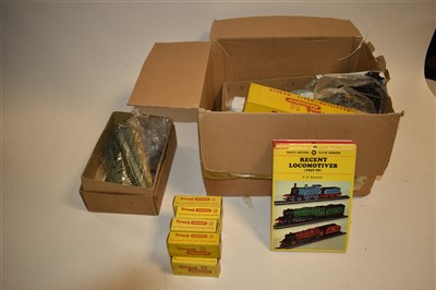 Lot 132 - Tri-ang TT gauge trains and stock