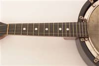 Lot 40 - Banjolele cased/skylark mandolin