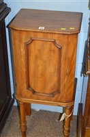 Lot 794 - 2 Bedside cabinets