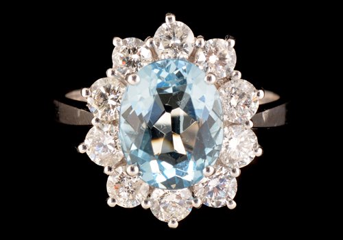Lot 552 - Aquamarine and diamond ring
