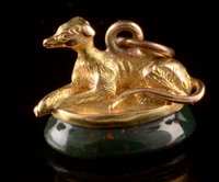 Lot 550 - Bloodstone and yellow metal whippet charm/pendant