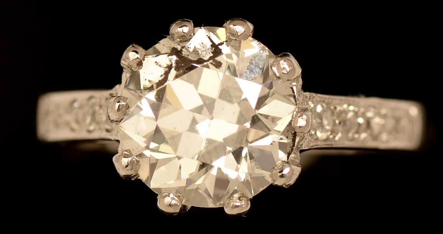 Lot 634 - Single stone diamond ring