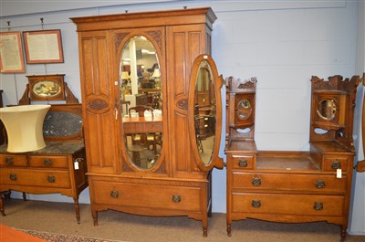 Lot 845 - Arts & Crafts style bedroom suite