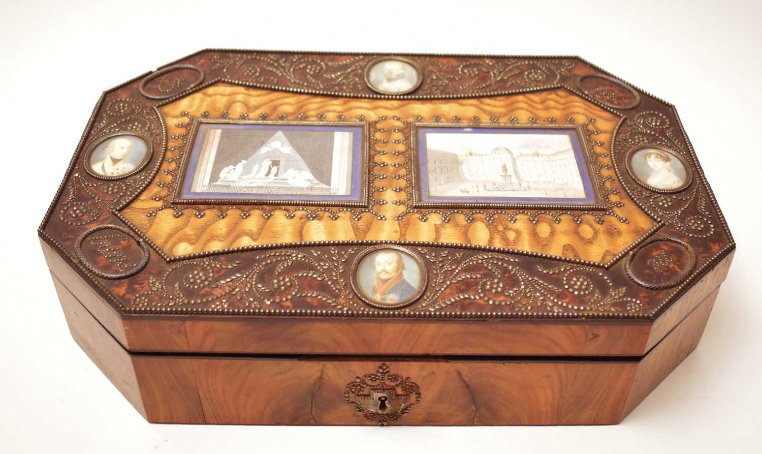 Lot 986 - An early 19th century memoriam box
