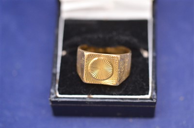 Lot 330 - 18ct signet ring