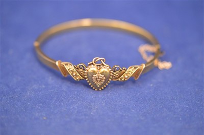 Lot 327 - 15ct bangle
