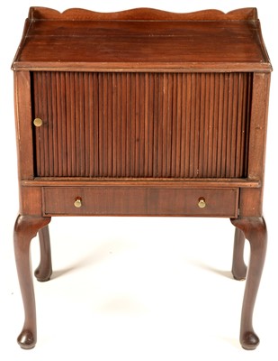 Lot 792 - A small mahogany night table.