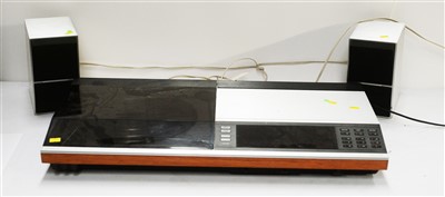 Lot 33 - A Beocentre 7007 music centre; and a pair of small speakers.