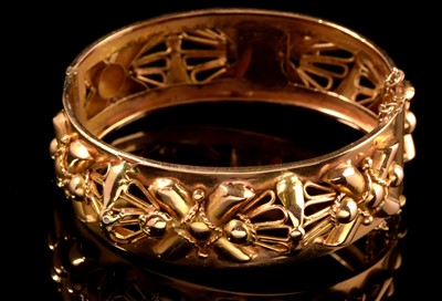 Lot 139 - French gold bangle
