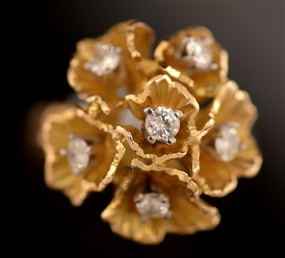 Lot 94 - Diamond dress ring