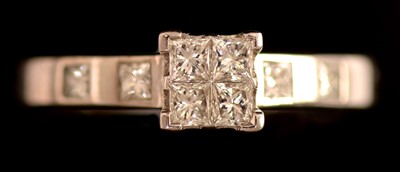 Lot 177 - Diamond ring