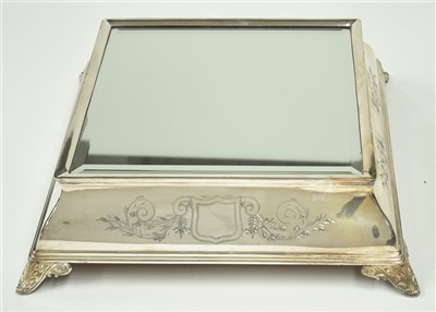 Lot 192 - Plated cake stand