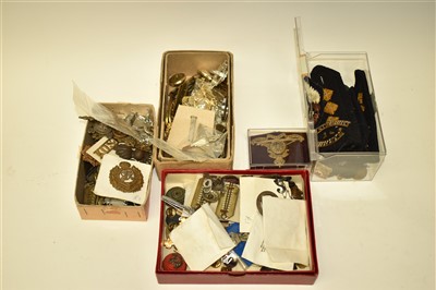 Lot 84 - Buttons and badges
