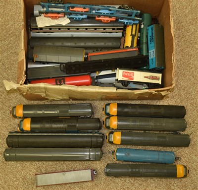 Lot 146 - Hornby 00-gauge carriages and rolling stock