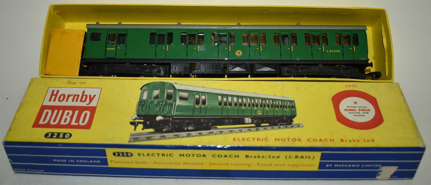 Lot 169 - A Hornby Dublo 3250 Electric Motor Coach...