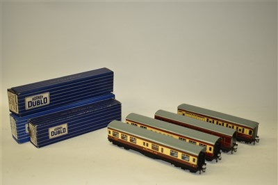 Lot 156 - Hornby Dublo coaches