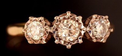 Lot 162 - Three stone diamond ring