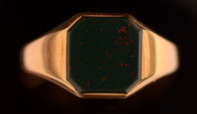 Lot 118 - Bloodstone signet ring