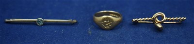 Lot 98 - 18ct signet ring, an aquamarine brooch and another brooch
