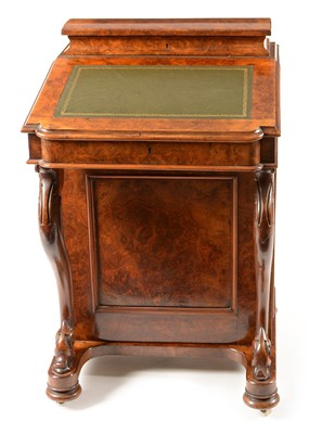 Lot 784 - Walnut davenport