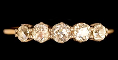 Lot 189 - Five stone diamond ring