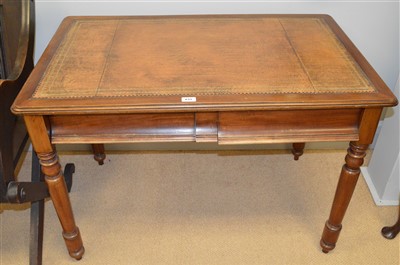 Lot 633 - Desk