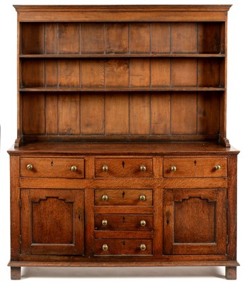 Lot 806 - An oak dresser.