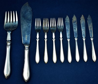 Lot 59 - George V silver fish servers and eaters