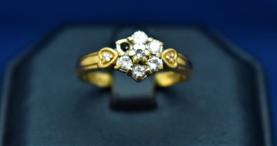 Lot 24 - Diamond cluster ring