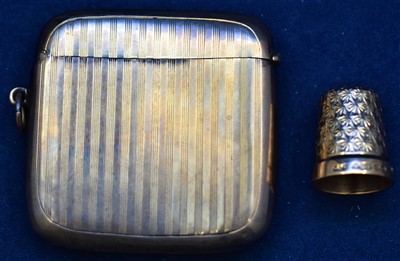 Lot 31 - 9ct gold vesta and thimble